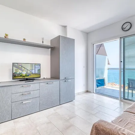 Lanterne Luxury דירה *