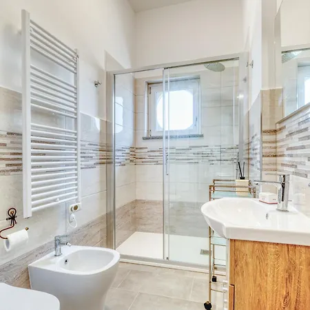 Lanterne Luxury דירה *