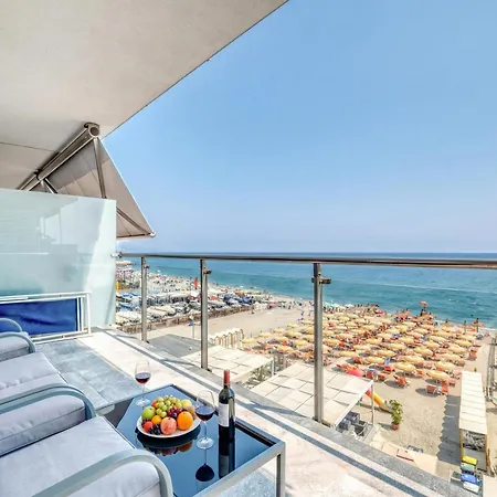 Lanterne Luxury דירה